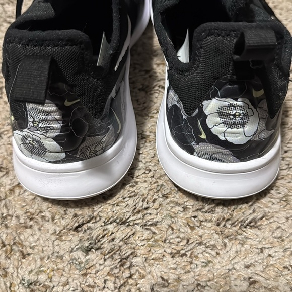 Nike Black and White Running Shoes - Picture 2 of 5